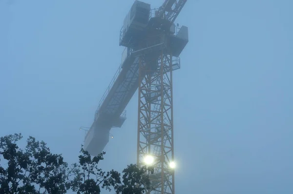 Κατασκευή Γερανό Που Εργάζονται Πυκνή Ομίχλη Λαμπερά Φώτα — Φωτογραφία Αρχείου