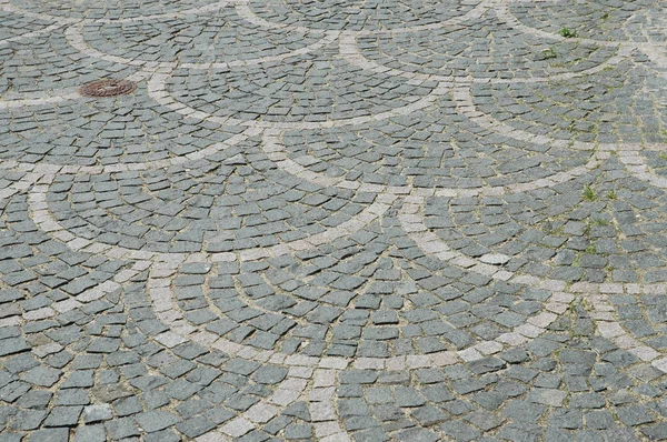 闇と光の灰色の舗装のアーチ型のパターンで敷石石畳の通り — ストック写真