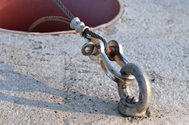 bir zincir çelik halat metal ile bağlanma Close-up halka bir beton blok içinde