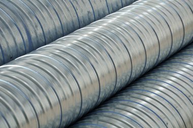 İnşaat alanında yığılmış havalandırma için Alu borular