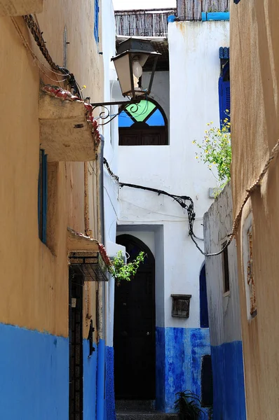 Dar alleyway Rabat, Fas udayas mavi ve beyaz boyalı cephe ile casbah