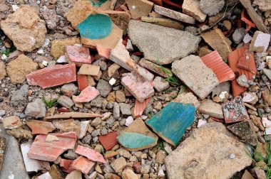 yıkım atık katta çakıl, tuğla ve rooftiles mavi-yeşil cam kırık