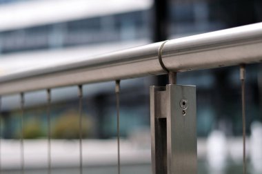 Küpeşte, paslanmaz çelik ve çelik halat ile inşa bannister Close-up