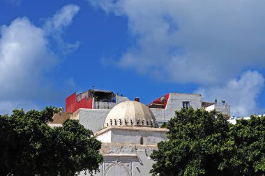 beyaz ve kırmızı boyalı eski binalar Rabat, Fas Medine güneşli mavi gökyüzü ve beyaz bulutlar ile