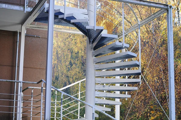 Metalowe Schody Spiralne Jako Wyjściach Awaryjnych Elewacji Budynku Biurowego — Zdjęcie stockowe