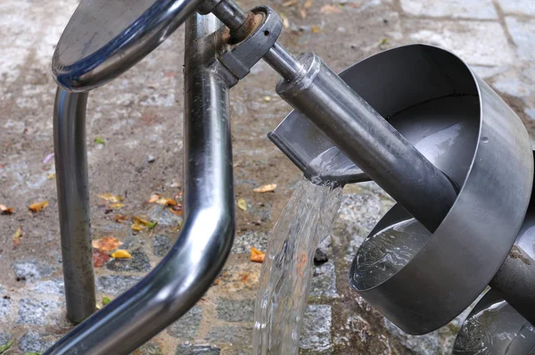 Archimedische Schraube Auf Spielplatz Schüttet Wasser Aus Spiralförmiger Struktur — Stockfoto