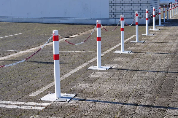 Granicę Parkingu Metalu Posty Łańcucha Pomalowane Biało Czerwony — Zdjęcie stockowe