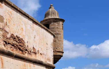 Rabat, Fas, Ortaçağ kasbah kasaba duvarın köşesinde beyaz bulutlar ile mavi gökyüzü önünde tareti detay