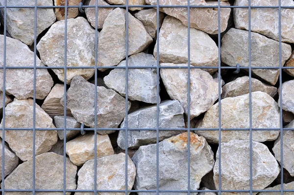 Gabionenwand Mit Abgebrochenen Kalksteinfelsen Metallkäfig — Stockfoto