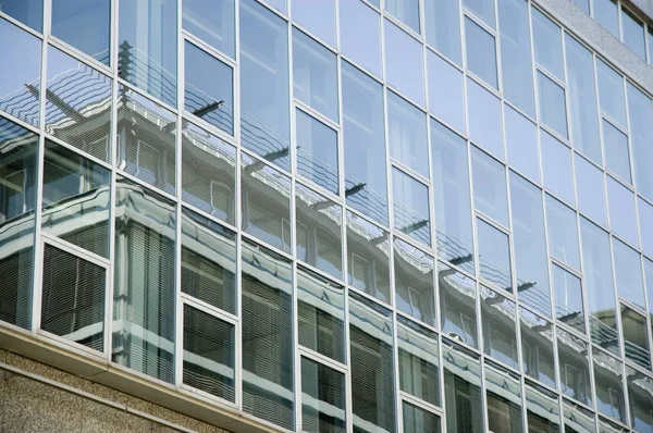 bir ofis iş neighbourd evi yansıtan bir şehir bölgesinde Binası cephe