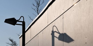 sokak lambası döküm gölge bir cephe üzerinde