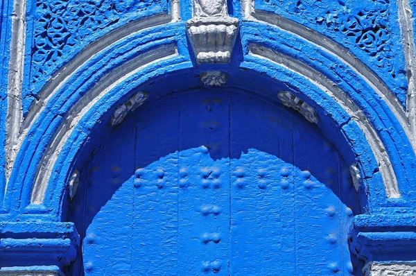 Gewölbte Holztür in der Kasbah von Rabat, Marokko — Stockfoto