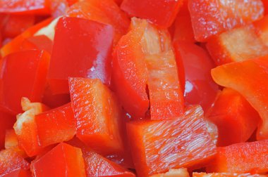 kırmızı dolmalık biber parçalara