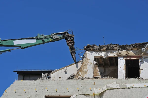 Obras de demolição num edifício — Fotografia de Stock