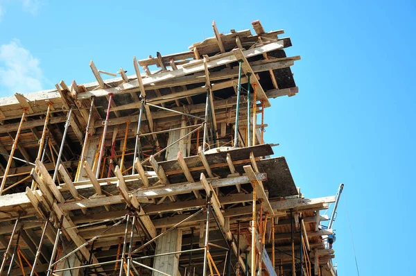 Trä plåt och metall ställningar på en byggarbetsplats — Stockfoto