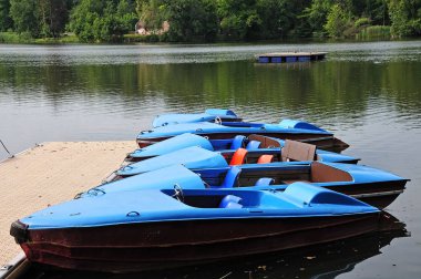 bir iskelede satırda pedal tekneler