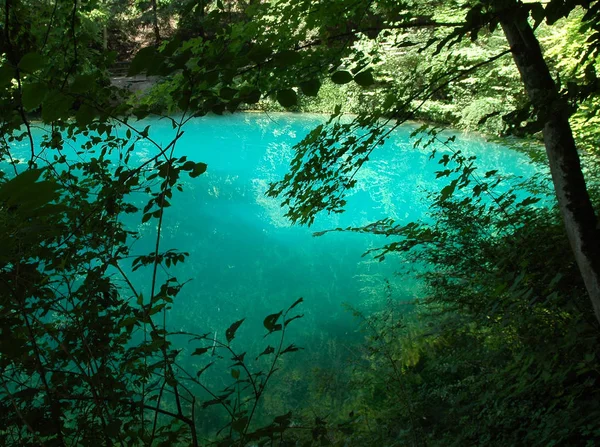 Água azul-turquesa de fonte cárstica — Fotografia de Stock