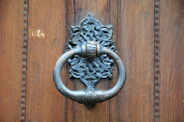 Metal doorknocker at wooden door — Stock Photo, Image