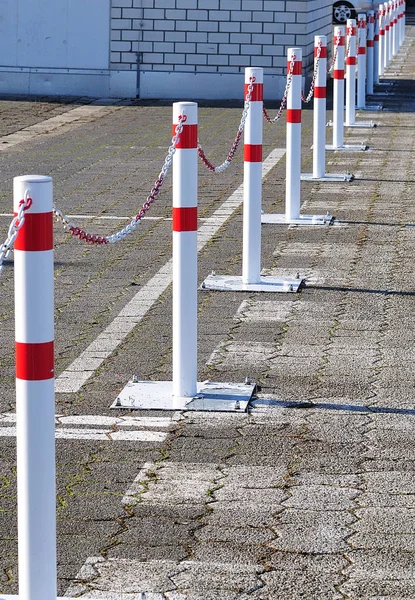 Poteaux métalliques en rangée liés à la chaîne — Photo