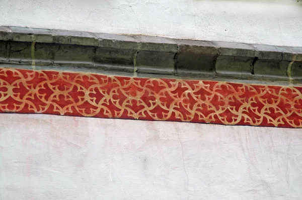 Roter und gelber Rand an Fassade eines mittelalterlichen Gebäudes — Stockfoto