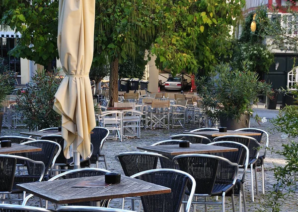 Furniture in sidewalk cafe at early morning — Stock Photo, Image