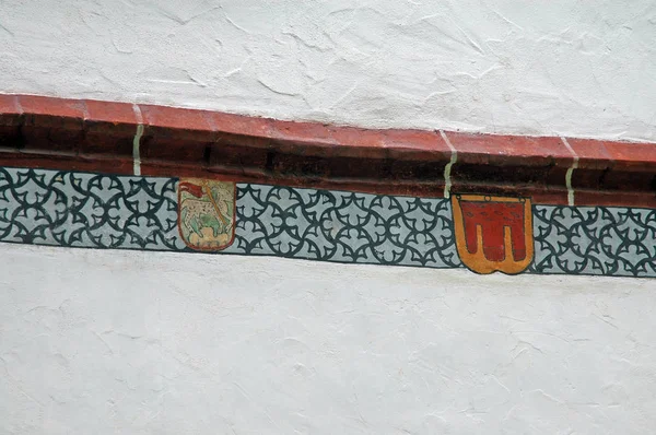 Frontera en edificio medival con escudo de armas — Foto de Stock