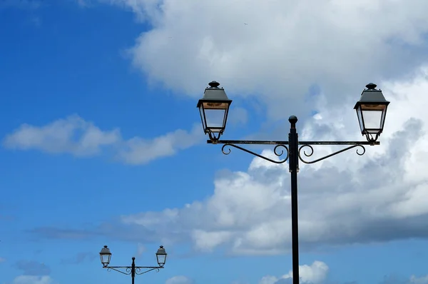 Vintage pouliční lampy před modrá obloha — Stock fotografie