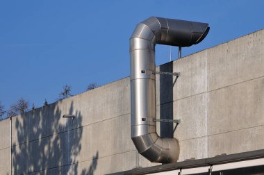 bir binanın cephe havalandırma boru