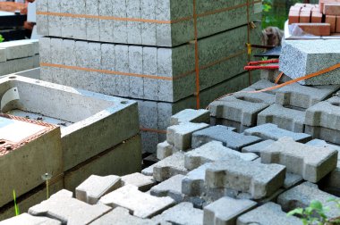 Beton elemanları inşaat alanında depolanan