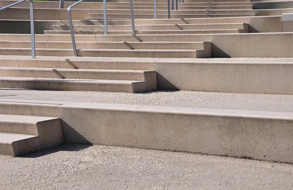 Duże konkretne kroki z balustrady ze stali nierdzewnej — Zdjęcie stockowe