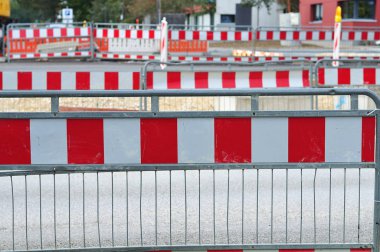 güvenlik bariyerleri inşaat sahasında satırları