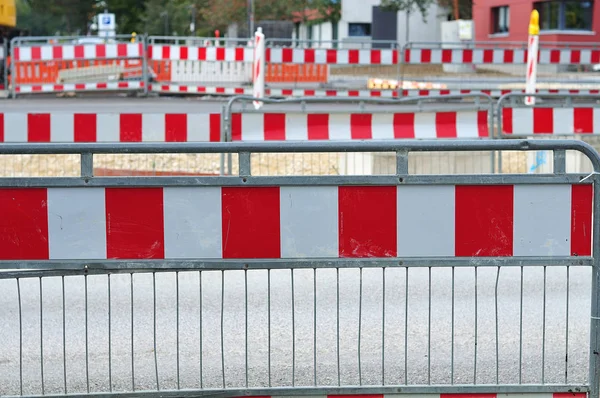 Wiersze z barier bezpieczeństwa na placu budowy — Zdjęcie stockowe