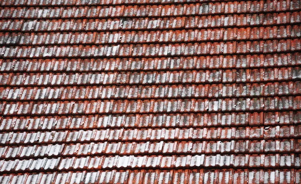 Cienką warstwą śniegu na stary dach w wiosce — Zdjęcie stockowe