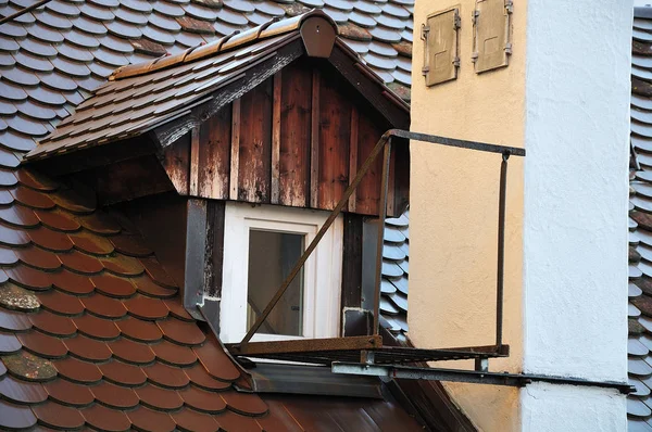 Eski evde baca yanında küçük bir platform — Stok fotoğraf
