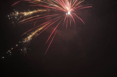 karanlık gökyüzünde patlayan tek skyrocket