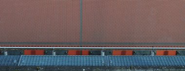 bina cephesinde metal bir ızgara sabitleme