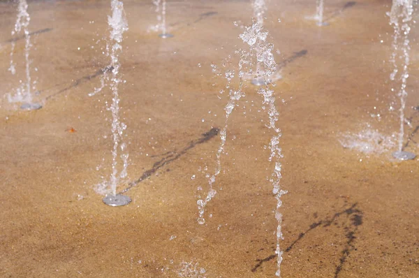 列に噴水を持つ水の特徴 — ストック写真