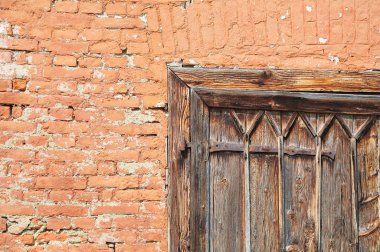 dekoratif ahşap kapı ve tuğla cepheile eski ahır
