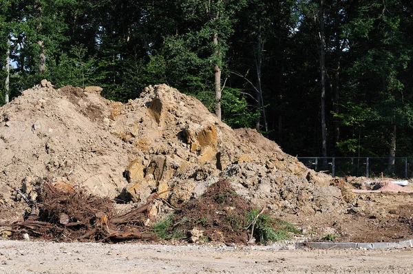 Terra escavada no canteiro de obras — Fotografia de Stock