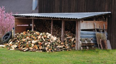 bir odun baraka önünde doğranmış yakıt ahşap yığını