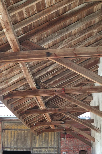 Houtwerk van projecterend dak van een oude boerderij — Stockfoto