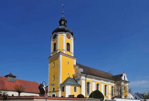 Barokní kostel s cibulovou kopulí na špiru — Stock fotografie