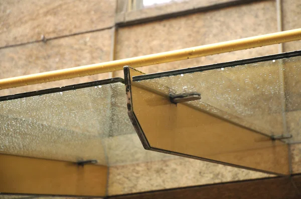 Porche de cristal en el edificio de negocios en día lluvioso —  Fotos de Stock