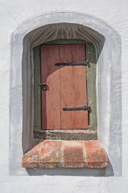 ahşap kepenk ile kapalı pencere