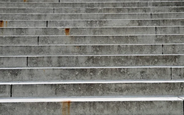 Escalones concretos en la escalera al aire libre a la luz del sol brillante —  Fotos de Stock