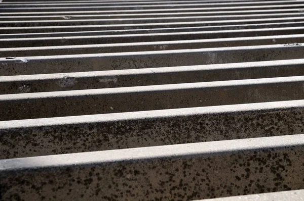 Límites de cemento para la construcción de carreteras almacenadas en filas —  Fotos de Stock