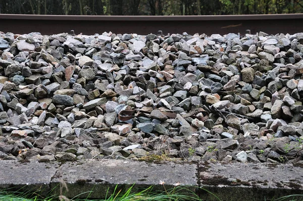 Gravel embankment in forest with stone border — Stock Photo, Image