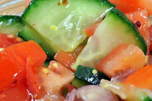 Salada mista de pepinos, tomates e cebolas — Fotografia de Stock