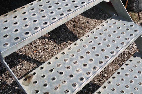 Close-up de passos antiderrapantes de placas de metal perfuradas — Fotografia de Stock