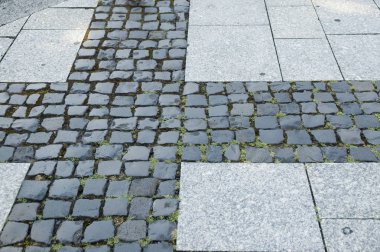 granit plakalar ve sett taşları ile döşenmiş bir şehirde kaldırım